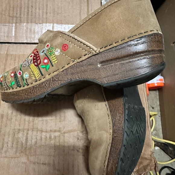 Embroidered Clogs - Picture 4 of 7